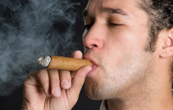 How to hold cigar-in mouth